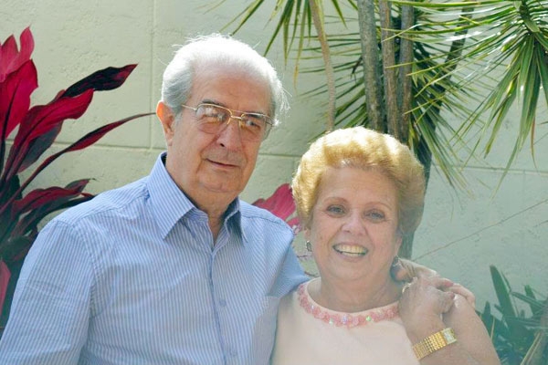 Casal muito querido que comemorou no último 7 de julho suas bodas de ouro: Waldir Bittar e Mísia Alonso & Alonso Bittar. Nesses 50 anos de união vieram os filhos Ismael, Silvinha (casada com o médico Wilson Cunha Júnior), David (casado com a Luciana) e Lí